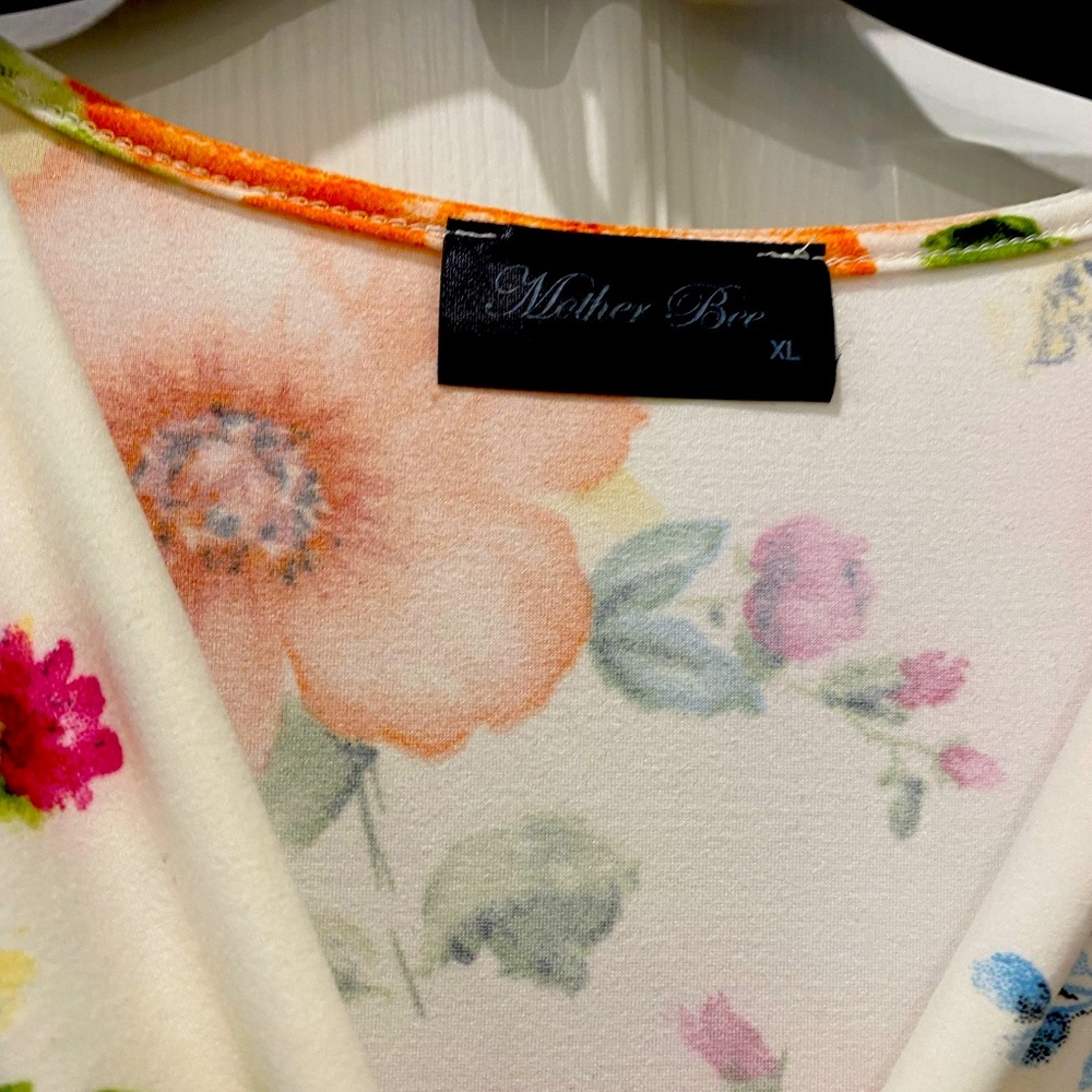 Beautiful maternity dress worn just a couple of times. In like new condition